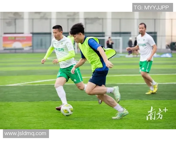 球星巧妙头顶足球精准传球展现高超技术与默契配合