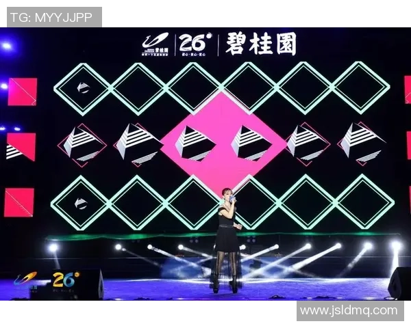 足球巨星暖心宠粉现场互动瞬间引发全场热烈欢呼