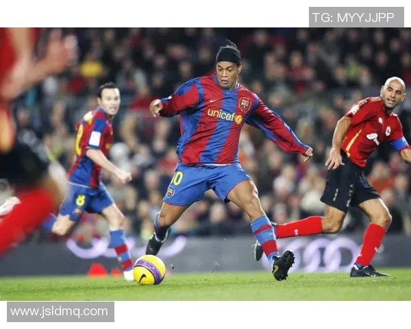 足球球星动态桌面壁纸精选体验，展现足球场上激情与荣耀的瞬间